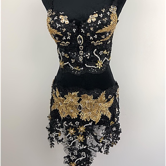 Very detail with real feathers, designed by Vanessa Barba a well known designer! - Picture 10 of 16